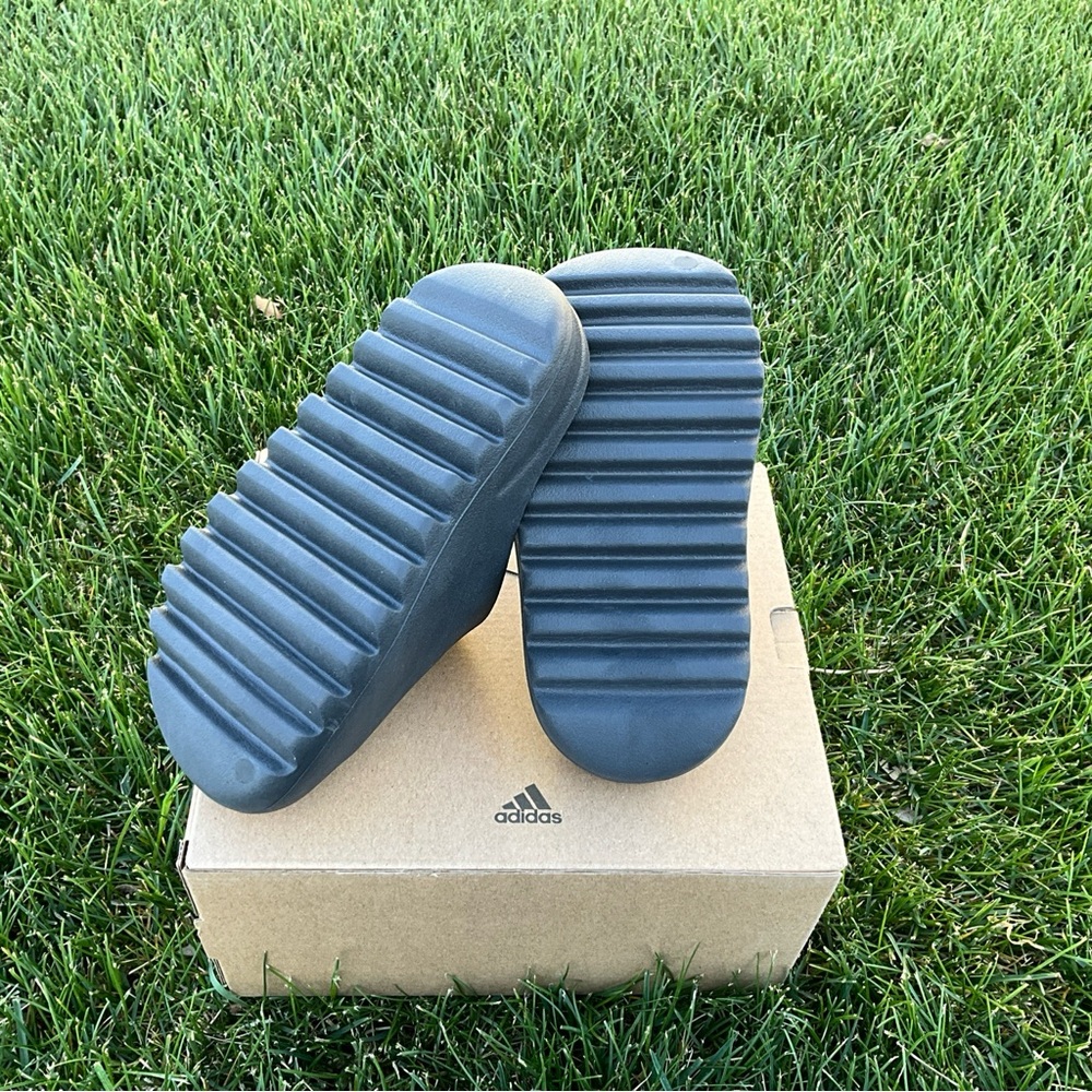 YEEZY Adidas Slides Slip-On Sandals Black Kids Size 1Y - Picture 5 of 7